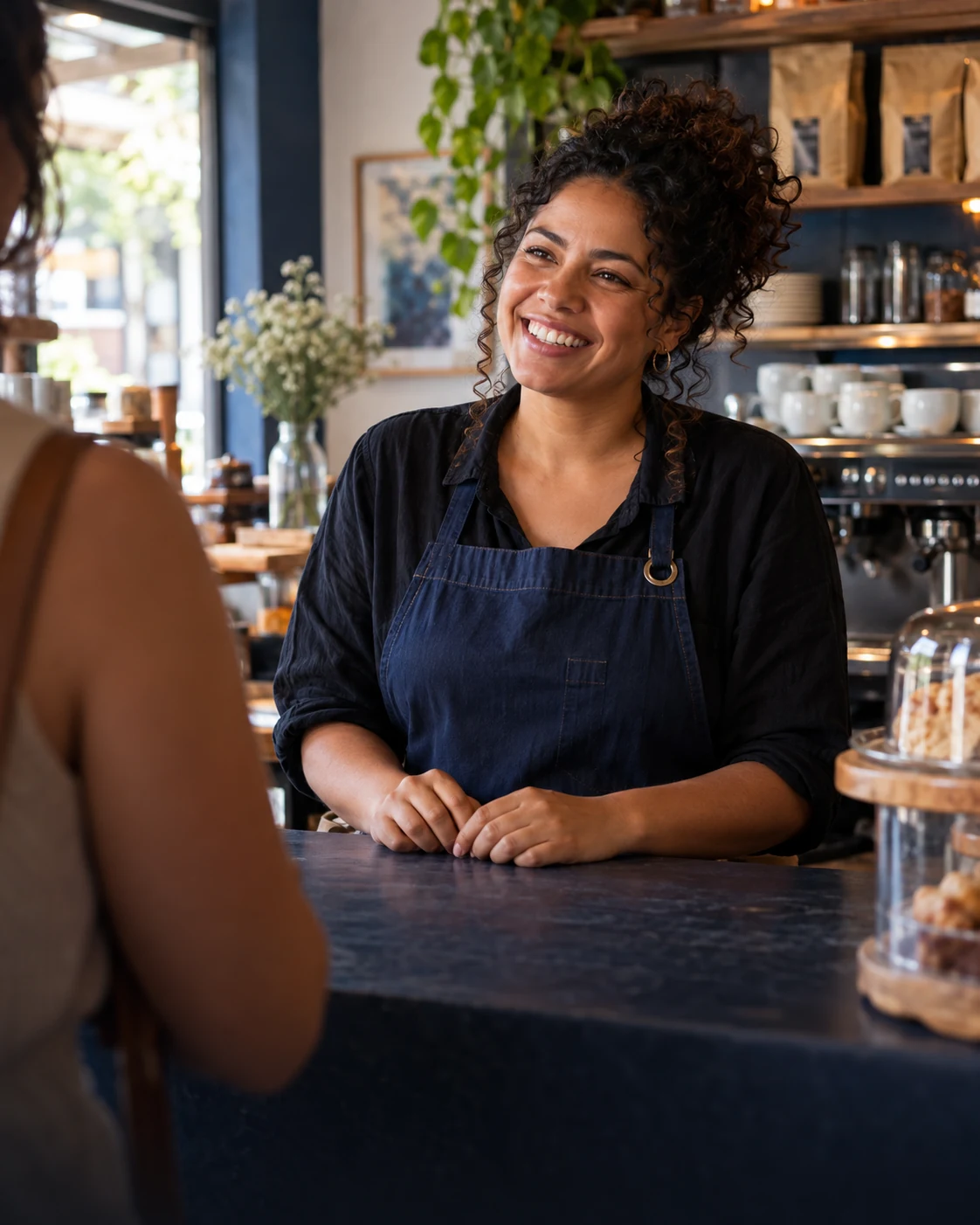 Comerciante atendendo uma cliente em um café